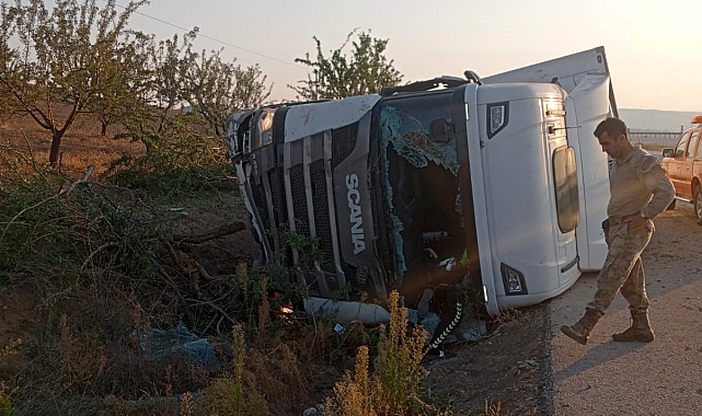 TIR devrildi, sürücü yaralandı