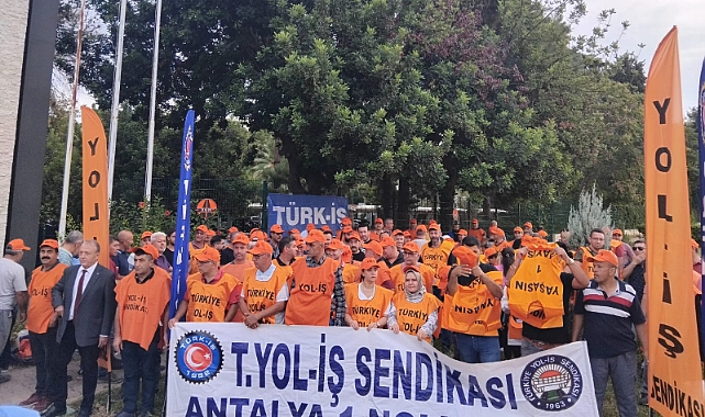 Türk-İş’de Karayolları Önünde Eylemde