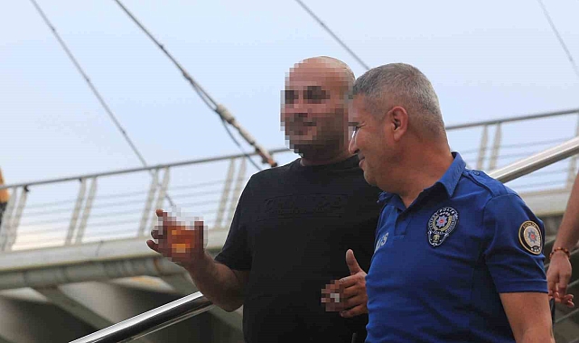 Üst geçide çıkan alkollü şahıs polisi alarma geçirirken, keyfinden ödün vermedi