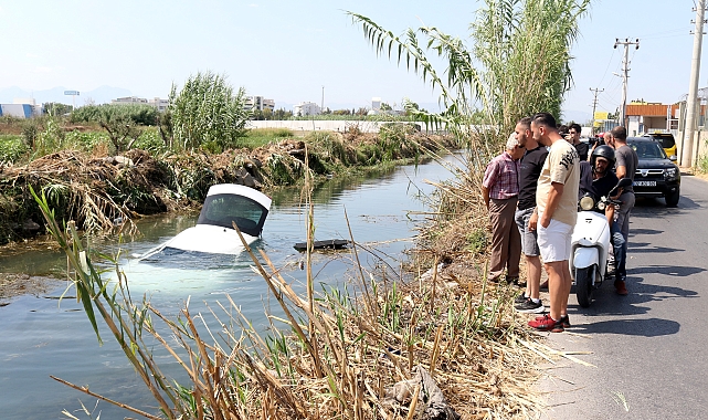 Virajı geniş alınca otomobille kanala düştüler