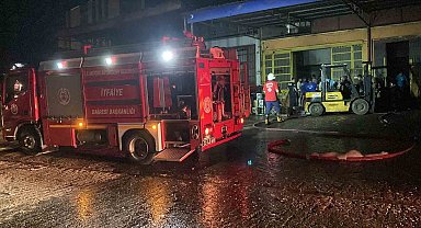 Yangında alevlerin parlama anları korkuya neden oldu