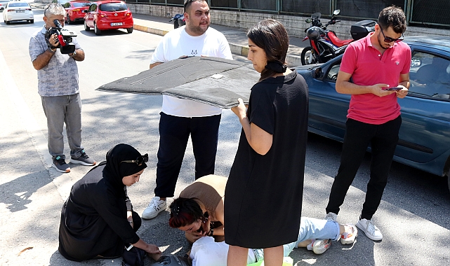 Yaralı motosikletliyi sağlık ekibi gelene kadar bagaj halısıyla güneşten korudular