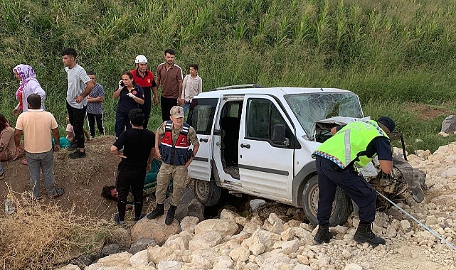 Yolcu minibüsü ile hafif ticari araç çarpıştı: 1 ölü, 8 yaralı