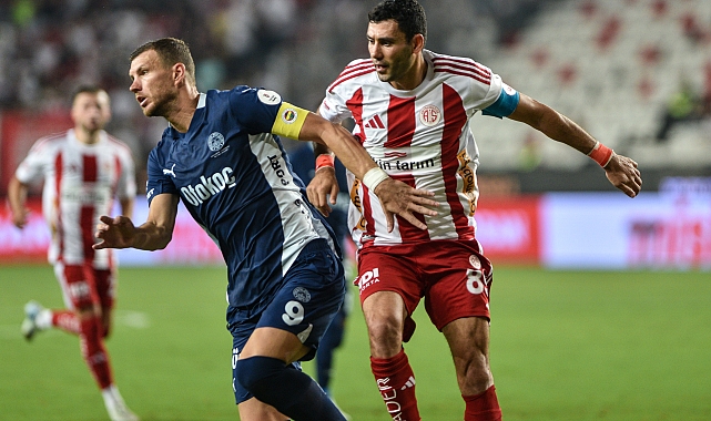 20 yıl önce diz kapağından vurulunca futbola ara vermişti; 400'üncü Süper Lig maçına çıktı