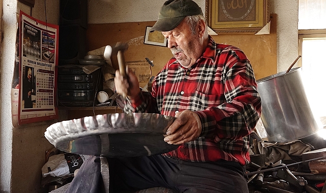 67 yıllık bakırcı, günde 10 saat çalışıp, binlerce çekiç sallıyor