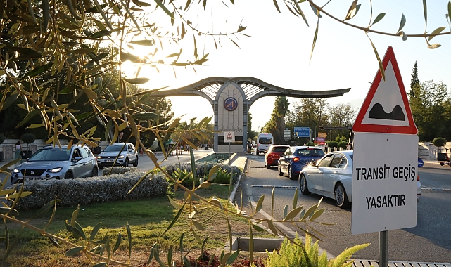 Akdeniz Üniversitesi'nde transit geçiş ısrarı trafiği kilitliyor