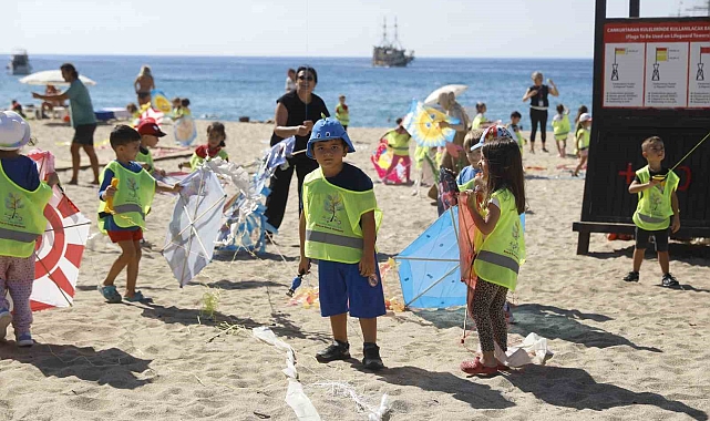 Alanya Belediyesi'nin minik öğrencileri sahilde doyasıya eğlendi