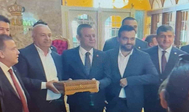 Alanya'da Özgür Özel'e Bangladeş'ten özel olarak getirilen el yazması Kur'an-ı Kerim hediye edildi