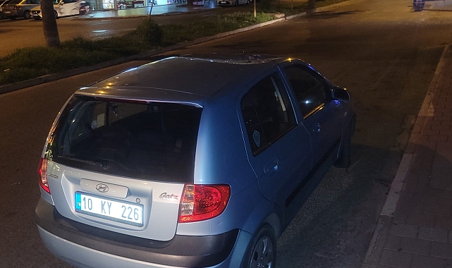Alev alan sokak lambası otomobilin üzerine düştü; o anlar kamerada
