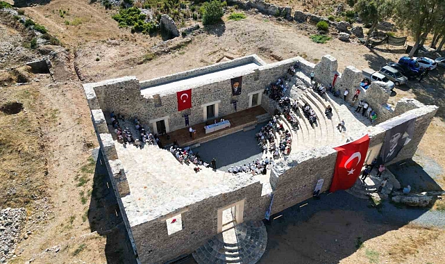 Anamur Belediyesi, meclis toplantısını 2 bin yıllık Odeon'da yaptı