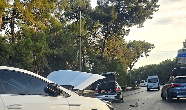 Antalya'da 3 Araçlı Kaza Trafiği Kilitledi