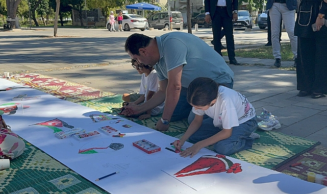 Antalya'da çocuklar Filistin'e destek için resim çizdi