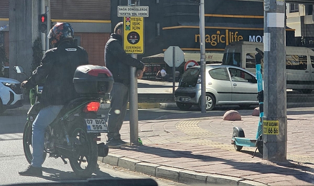 Antalya’da Madde Bağımlısı Genç Direğe Sarılarak Çevreye Rahatsızlık Verdi