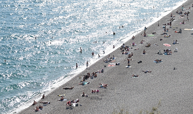 Antalya'da sıcak hava nedeniyle sahillerdeki yoğunluk sürüyor