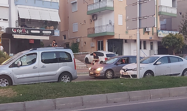Antalya'da Sürücülere Trafikte Sürpriz İkram