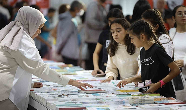 Antalya Kitap Fuarı'na ilk günden yoğun ilgi