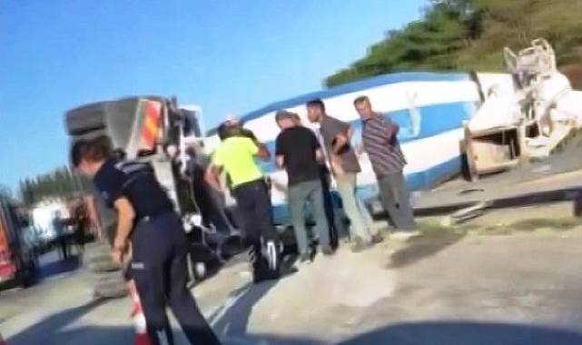 Antalya'da beton mikseri devrildi, sürücü yaralandı