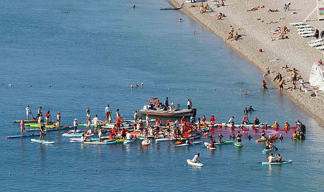 Antalya'da dalgıçlar denizde dev Türk bayrağı açtı