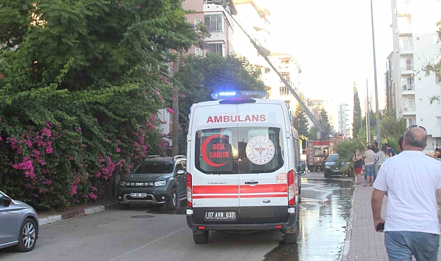 Antalya'da dubleks dairenin terası alev alev yandı, mahalleli sokağa döküldü