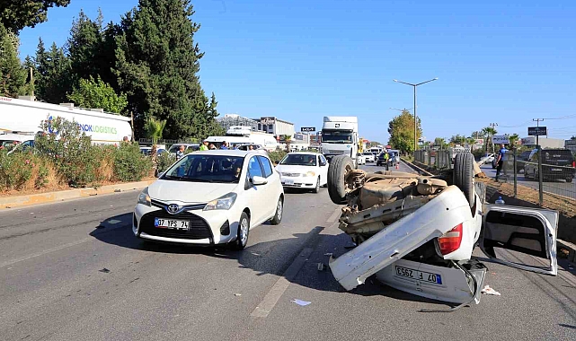 Antalya'da feci kaza: Araç takla atıp tel bariyerleri aşarak karşı yöne geçti! 2 kişi yaralandı