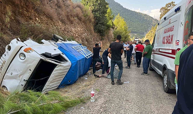 Antalya'da yoldan çıkan kamyonet devrildi: 1'i ağır 8 yaralı