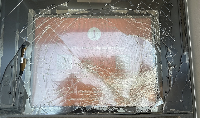 ATM'lere taş ve çöp kovasıyla saldırdı