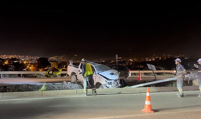Aydınlatma direğine çarpan pikabın sürücüsü yaralandı