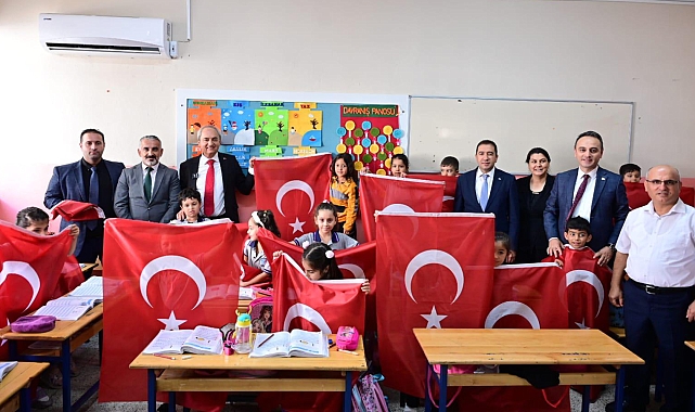 Başkan Kocagöz, öğrencilere bayrak hediye etti