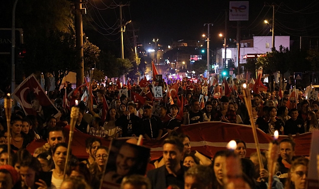 Bodrum Cumhuriyet coşkusunu çifte fener alayı ve konserle yaşadı