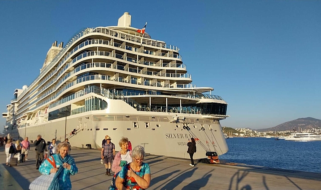 Bodrum'a iki kruvaziyer gemisiyle 971 turist geldi