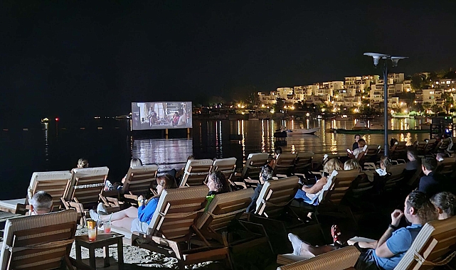 Bodrum'da şezlongda sinema keyfi