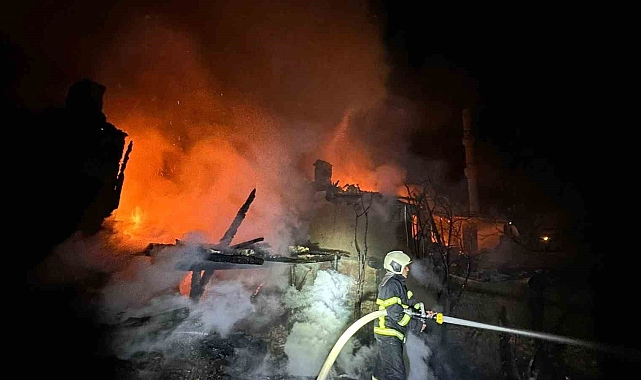 Burdur'da çıkan yangında 2 ev kül oldu