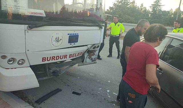 Burdur'da otomobil ile belediye otobüsü çarpıştı: 1 yaralı