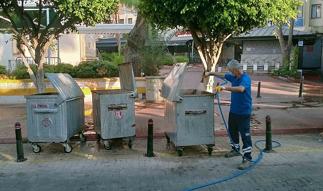 Büyükşehir'in sinek timleri Alanya sokaklarında