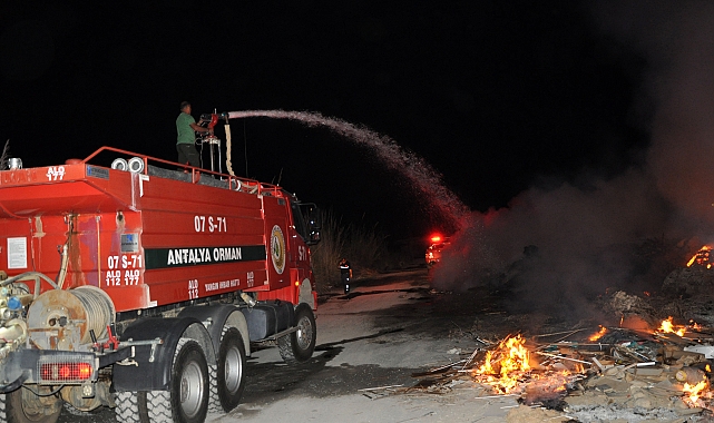 Çay kenarındaki yangın büyümeden söndürüldü
