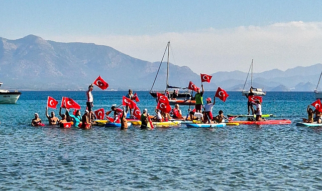 Cumhuriyet coşkusunu 1923 metre yüzüp, kürek çekerek kutladılar