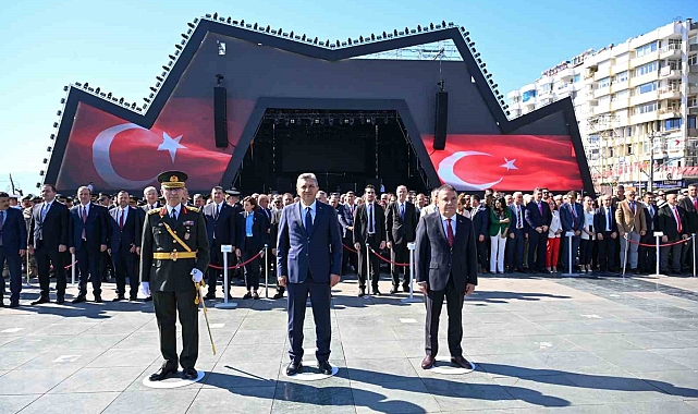 Cumhuriyet'in 101'inci yılı kutlamaları çelenk sunumuyla başladı