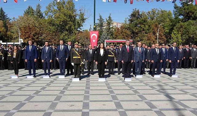 Cumhuriyeti'n kuruluşunun 101.'inci yılı Burdur'da çelenk sunma töreni ile başladı