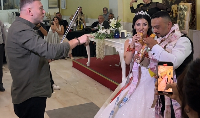 Damadı şaşkına çeviren kangal sucuklu, limonlu ve dürümlü takı töreni