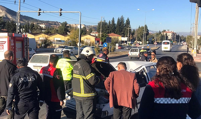 Direğe çarpan otomobilin sürücüsü yaralandı