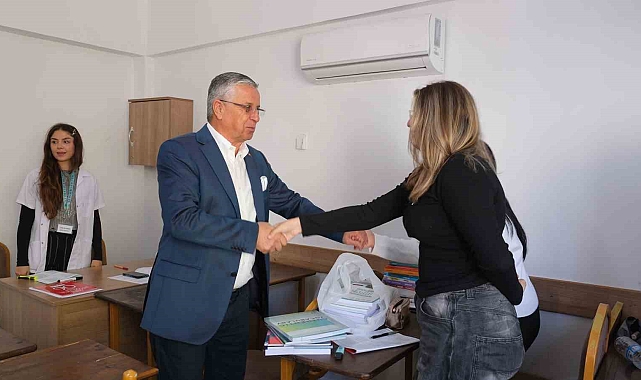 "Eğitim varsa gelecek var" sloganı ile öğrencilere ücretsiz kitapları dağıtıldı