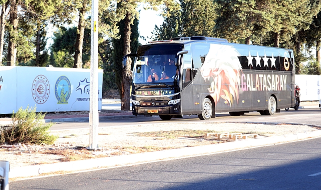 Galatasaray, yoğun güvenlik önlemleri altında Antalya'ya ulaştı