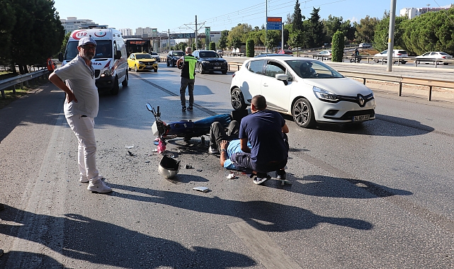 Hafif ticari araca çarpan motosikletli yaralandı
