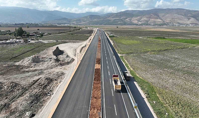 Hasar gören havalimanı yolu yenilenerek hizmete açıldı