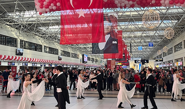 Havalimanında Cumhuriyet coşkusu