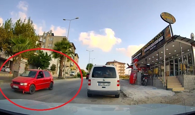 Herkesin düz gittiği istikamette geri geri giden sürücü kamerada