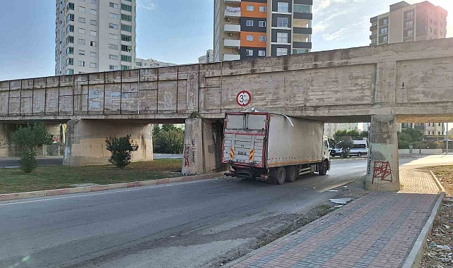 Kamyon köprü altında sıkıştı