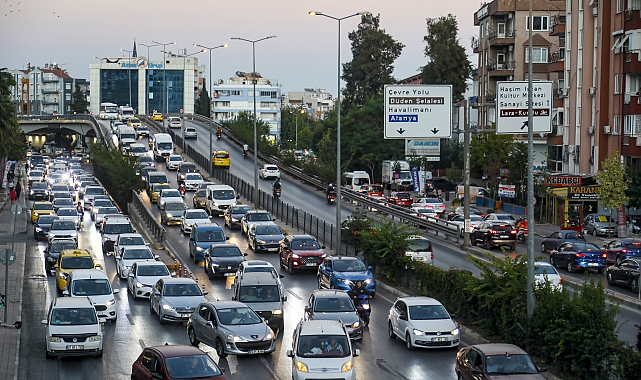 Kangren olan Antalya trafiğine 'boyalı şerit' modeli