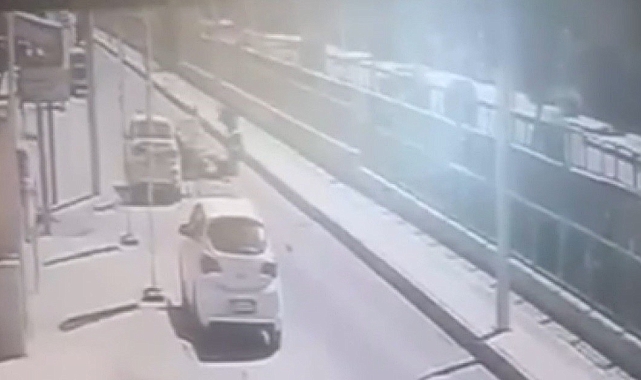 Kapısı açılan otomobile çarpan elektrikli bisikletin sürücüsü motosikletin altında kaldı