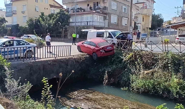 Otomobili sulama kanalında asılı kaldı